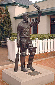 don bradman statue at Bowral