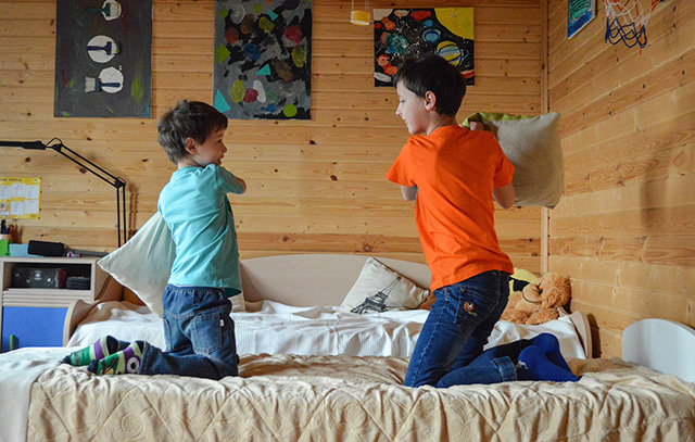 Pillow fighting kids game