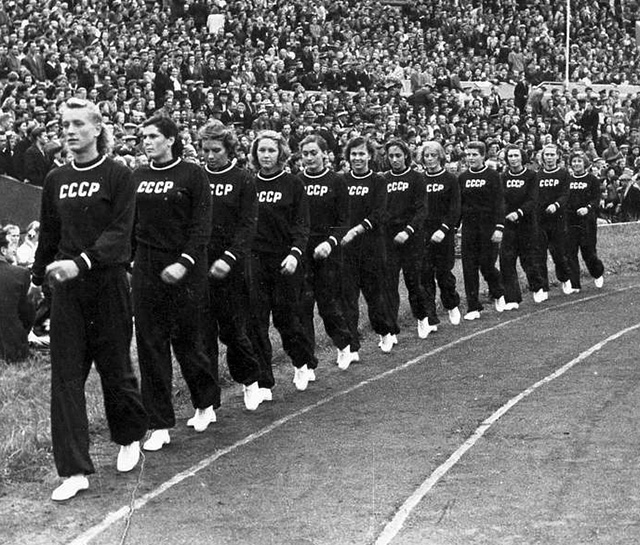 The USSR volleyball team marching in 1952